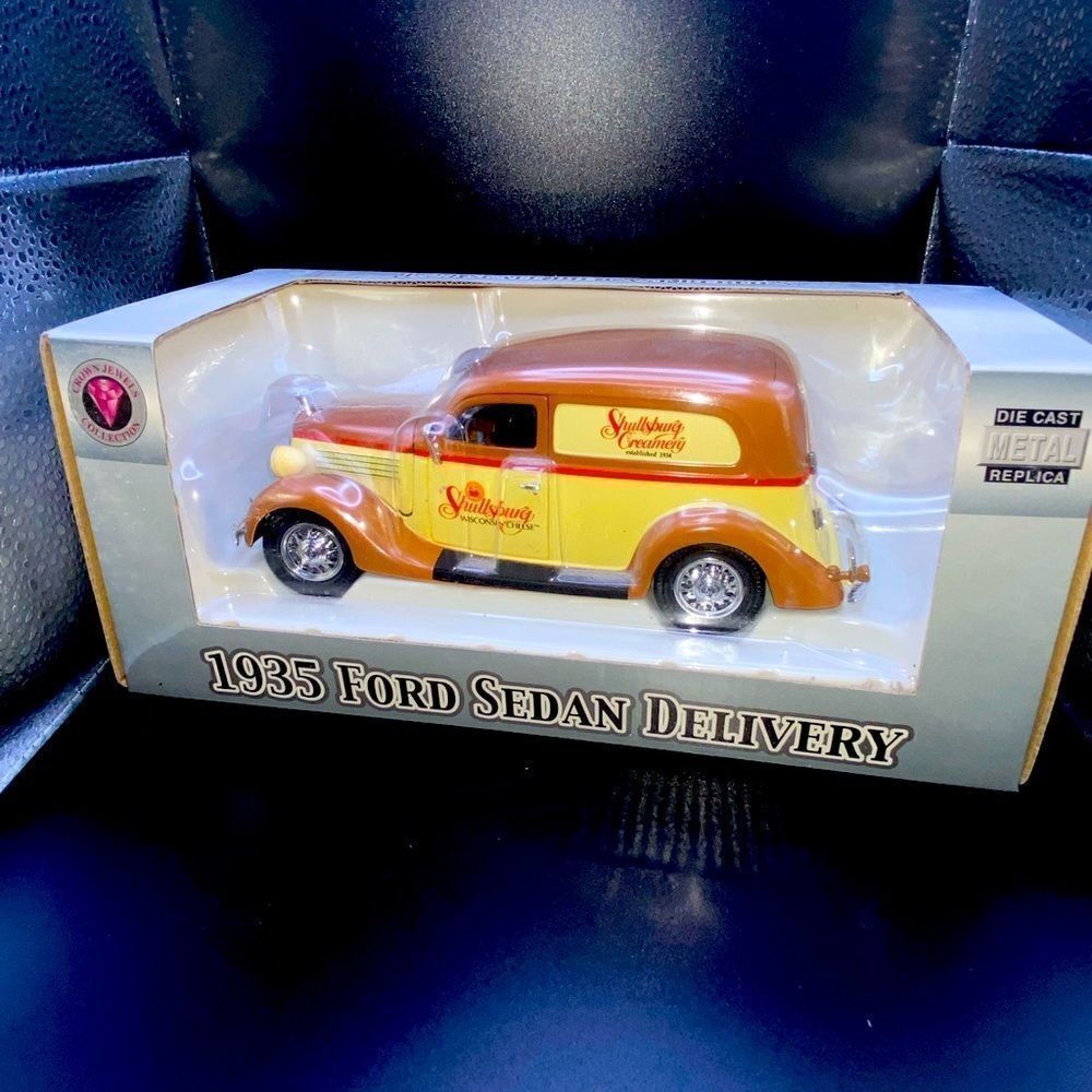 Vintage 1:24 1935 Ford Sedan Delivery scale die cast replica in original box